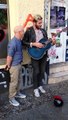 Il chante un chanson dans la rue, le vrai chanteur l'accompagne