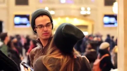 Une jolie fille tente d'embrasser des inconnus