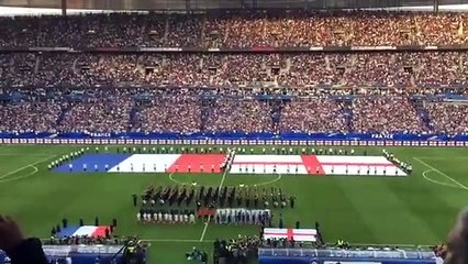 Vidéo : Le Stade de France rend hommage à l'Angleterre en reprenant God Save The Queen