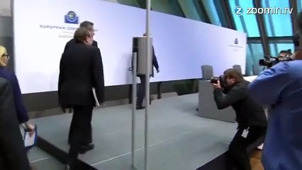 Mario Draghi attaqué aux...confettis