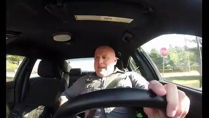 Un policier chante du Taylor Swift au volant !