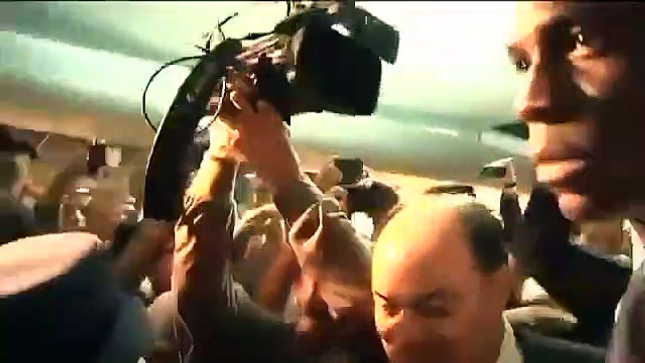 Le footballeur Mario Balotelli frappe un cameraman