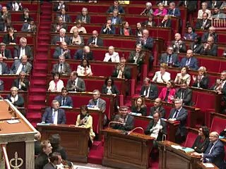 Loi travail: Valls dégaine le 49-3 face à une "conjonction d'oppositions"