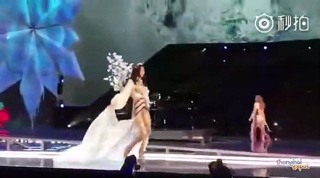 Le top model chinois Ming Xi tombe en plein défilé Victoria's Secret