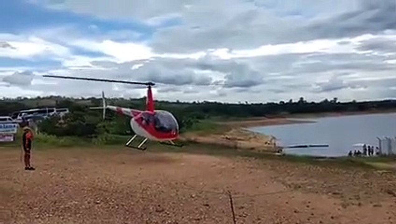 Le crash spectaculaire d'un hélicoptère de tourisme dans un fleuve