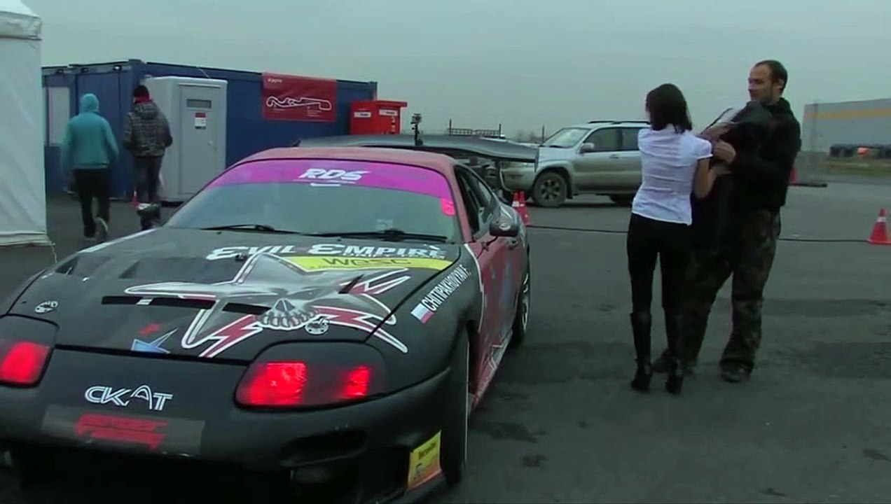 Course de voiture : son chemisier s'ouvre à cause de la vitesse