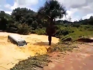 Brésil : un bus englouti par un cratère en plein milieu de la route