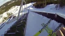Nu, il fait un saut à ski de 60 mètres !
