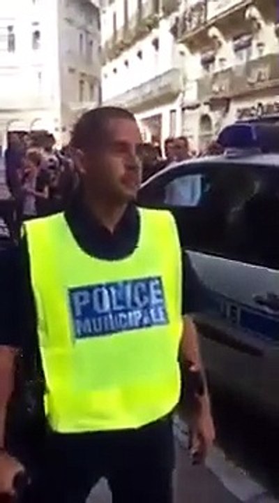 Un homme casse la vitre de la voiture de police pendant son arrestation