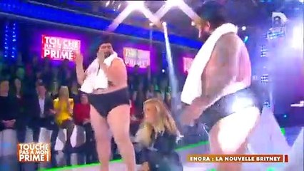Enora Malagré sexy en tenue de cuir pour imiter Britney Spears dans Touche pas à mon prime