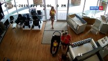 Elle vole une poussette dans un magasin... mais y oublie son enfant !