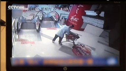 Chine : il se fait broyer le pied par un escalator