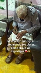 "Ejemplo a seguir": Abuelito prepara sus clases como si aún fuera maestro y conmueve las redes