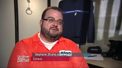 Un dîner presque parfait : le pantalon d'un candidat craque au plus mauvais endroit