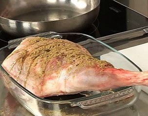 Gigot d'agneau caramélisé au cumin, semoule fine aux pommes et amandes