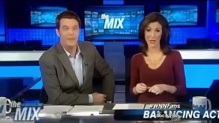 Des chèvres s'amusent en se balançant sur de l'acier flexible