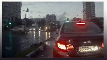 Une voiture surgit de nulle part
