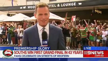 Un supporter se déshabille intégralement pendant le duplex d'un journaliste