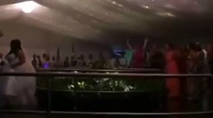 Elle est prête à tout pour attraper le bouquet de la mariée !