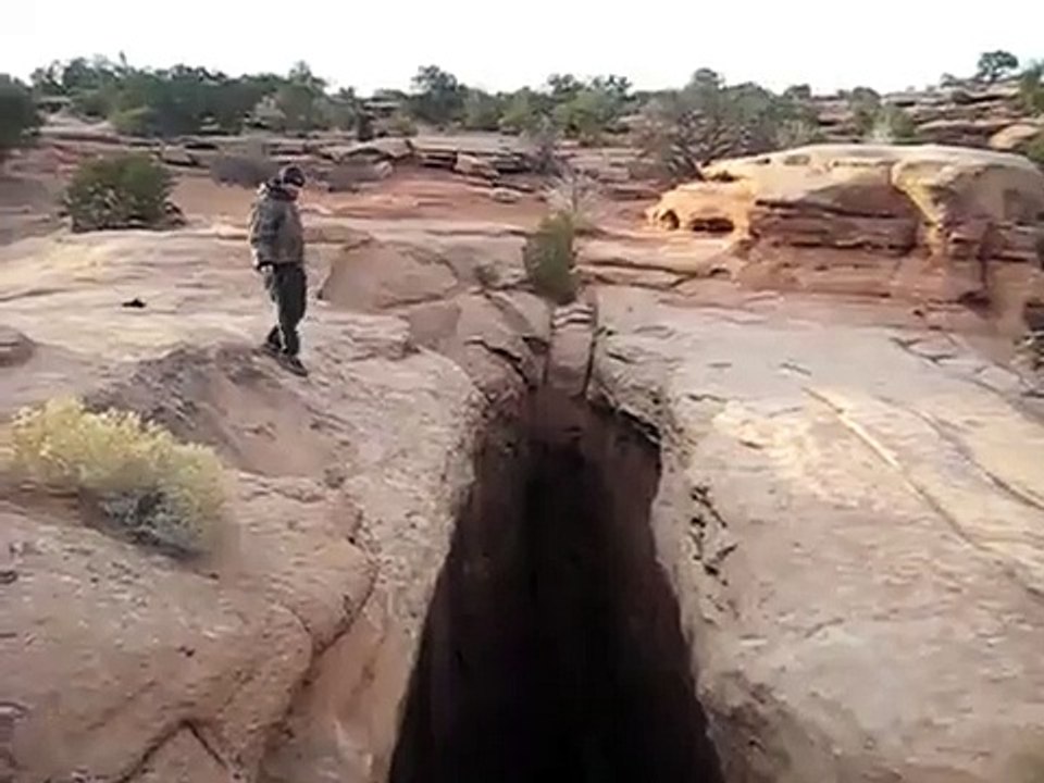 Il saute au-dessus d'un précipice de 30 mètres