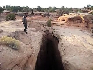 Il saute au-dessus d'un précipice de 30 mètres