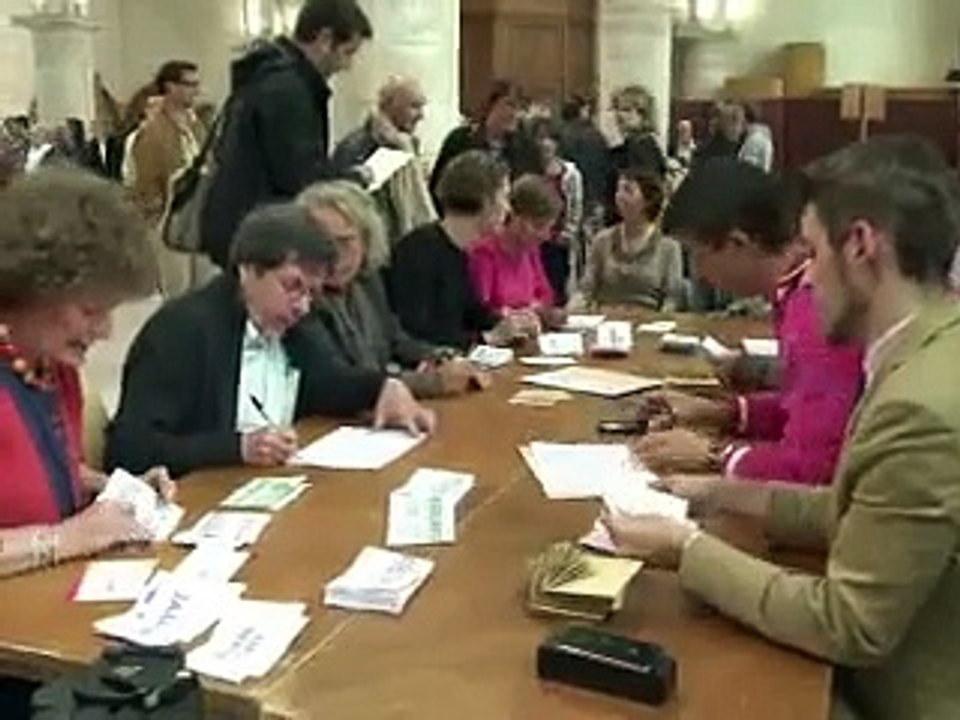 Législatives: le PS mobilisé sur le cas Royal, l'UMP choisit le ni FN ni gauche