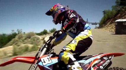 Il saute d'un tremplin de saut à ski en moto