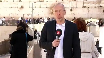 Hilarant : un journaliste interrompu en plein direct par une femme !