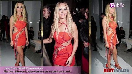 Exclu Vidéo : Rita Ora : Elle ose la robe Versace qui ne tient qu’à un fil …