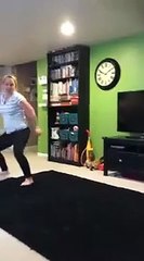 Elle danse et... donne un coup de boule à sa fille !