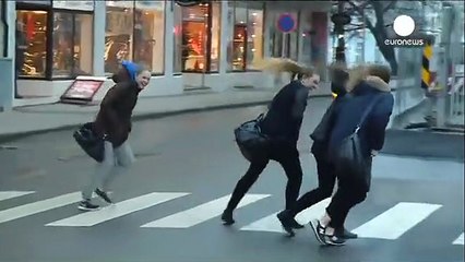 Norvège : le vent souffle tellement fort qu'il fait reculer !