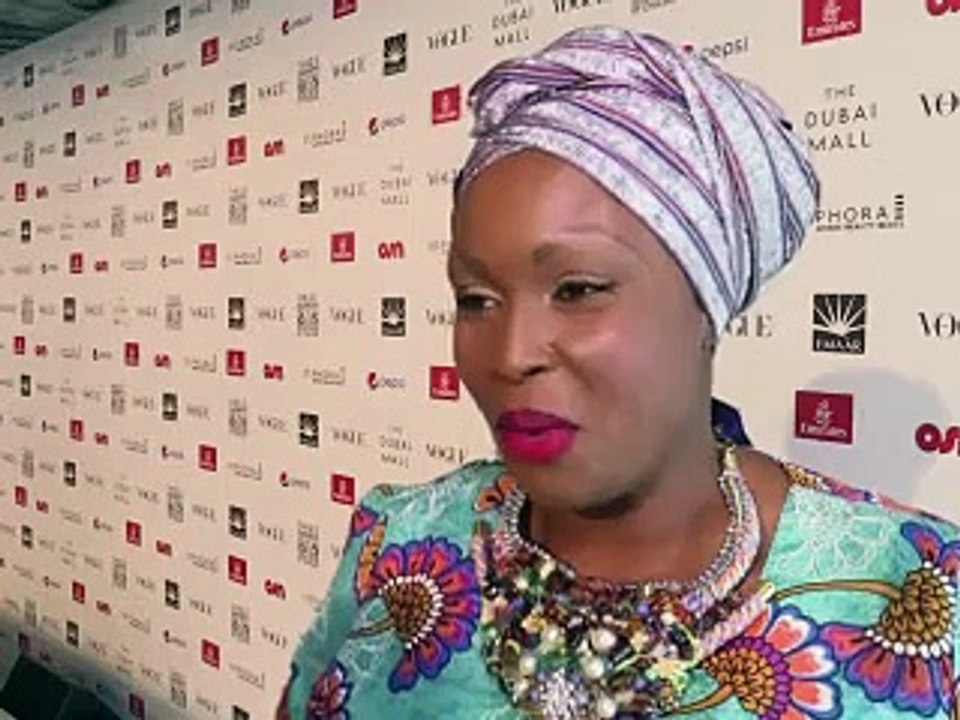 A Dubaï, une créatrice de mode saoudienne revisite la robe traditionnelle