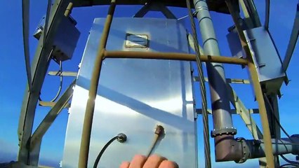 Saut en base jump depuis une tour de de 610m