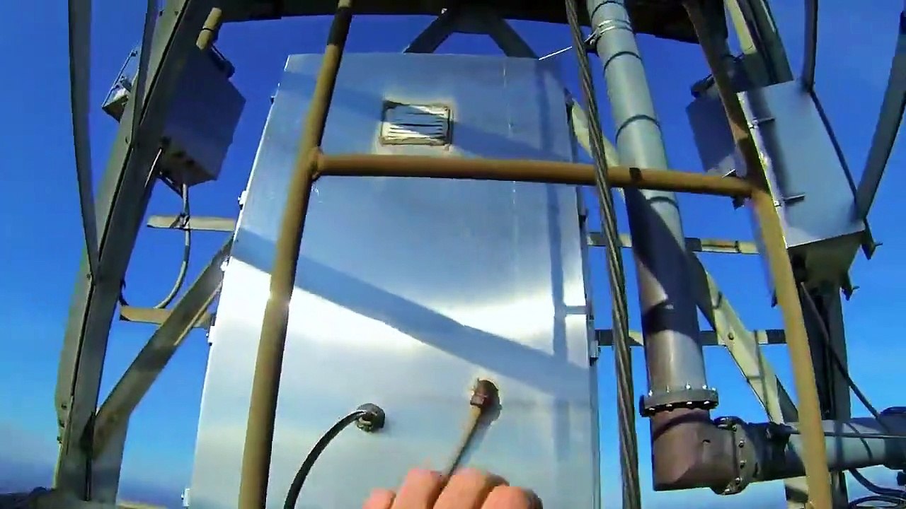 Saut en base jump depuis une tour de de 610m