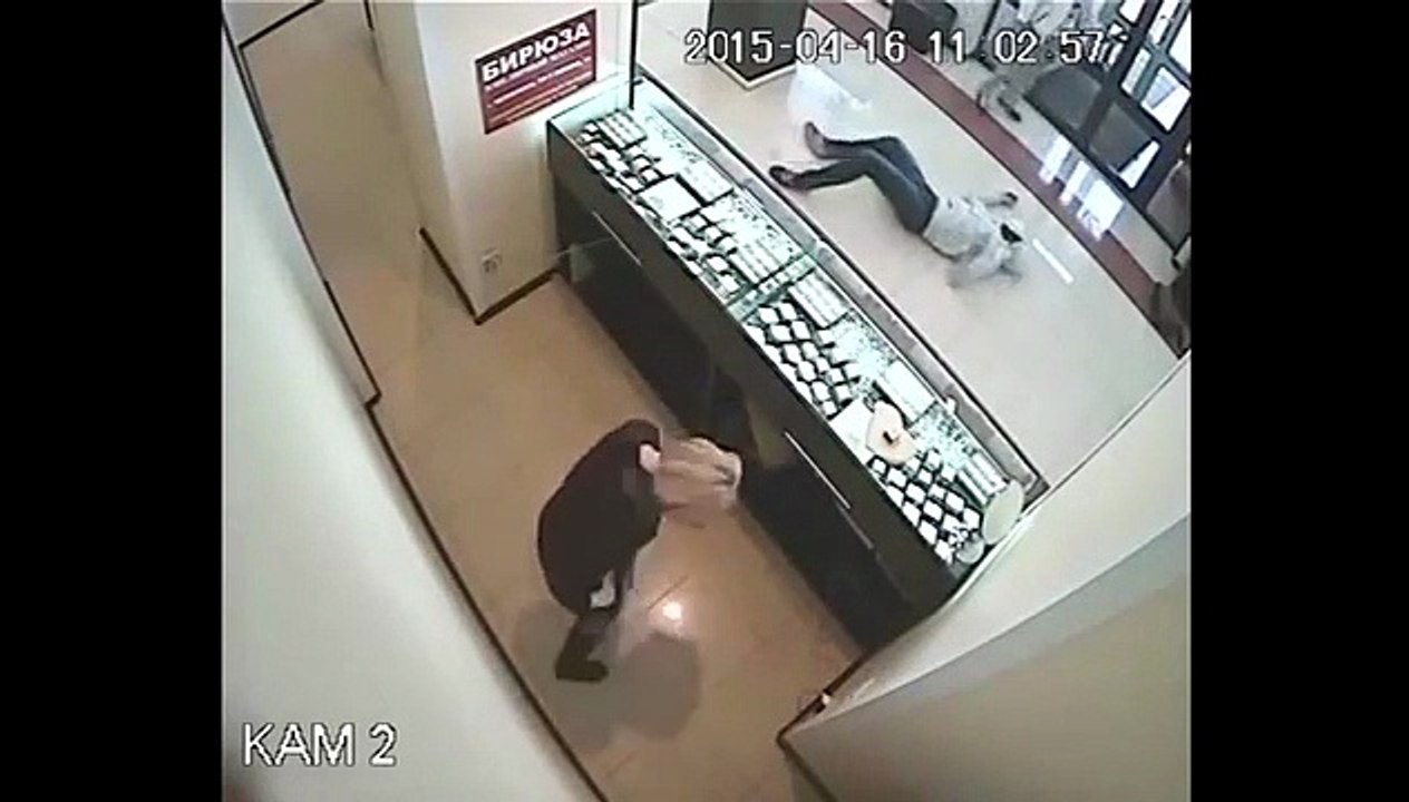 Un braqueur de bijouterie se fait corriger par un champion de Taekwondo