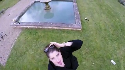 Cette femme aurait dû regarder derrière elle !