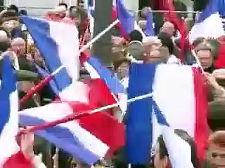 Sarkozy et Hollande s'affrontent à distance dans les rues de Paris