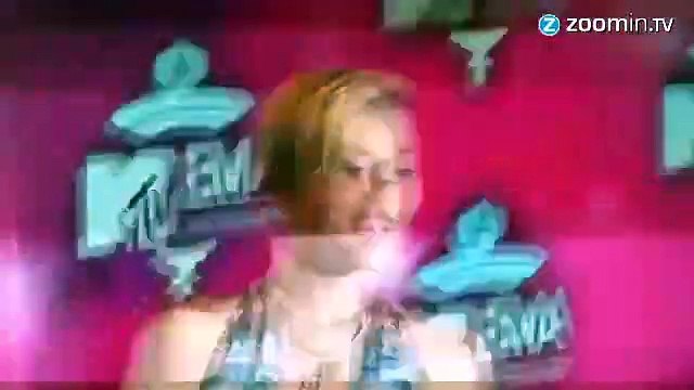 Miley Cyrus, tétons à l'air, encore une fois !