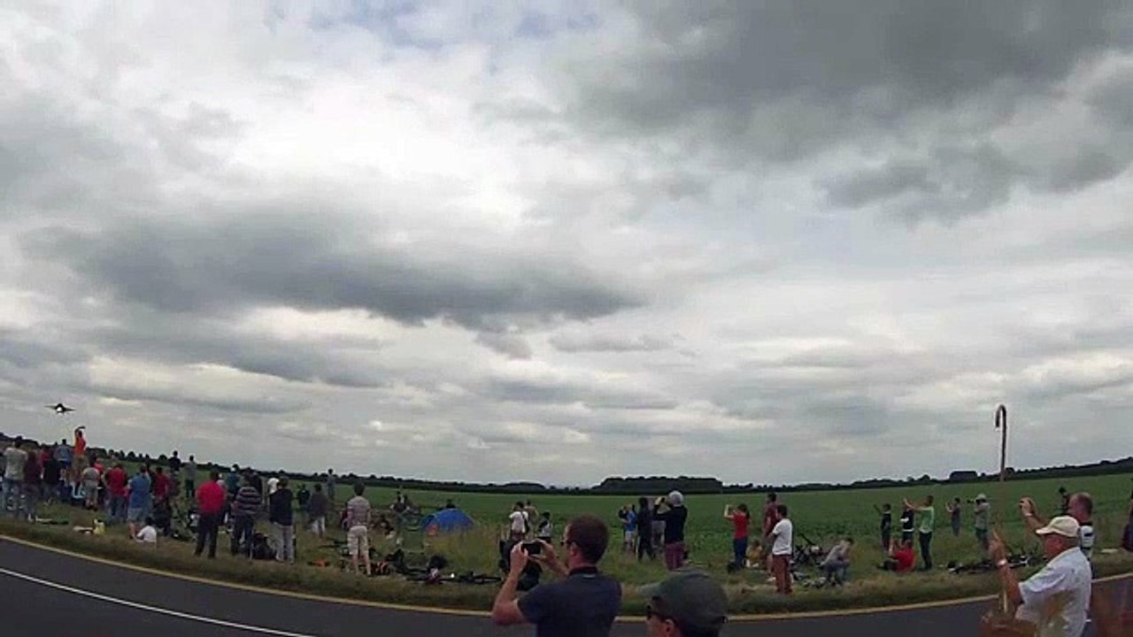 Un avion de combat vole trop bas et frôle des spectateurs lors d’un show aérien