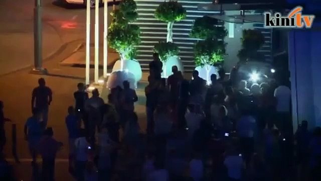 Alain Robert, le Spiderman français, escalade la plus haute tour torsadée du monde