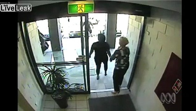 Un pickpocket passe à travers une vitre en essayant de fuire