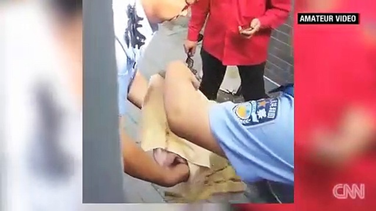 Choc : un policier récupère un bébé jeté dans les toilettes !