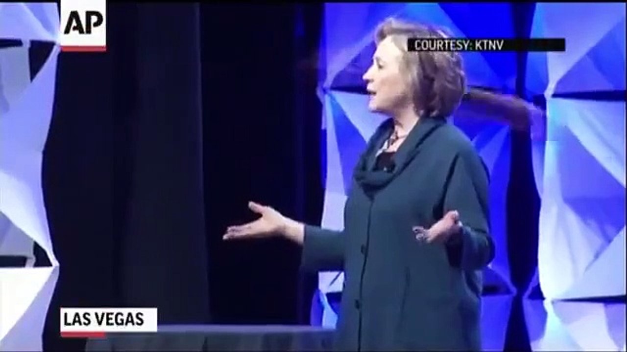 Hillary Clinton évite un lancer de chaussure !