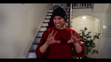 "Maman j'ai raté l'avion" : Ils rejouent les cascades et c'est très dangereux !