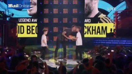 David Beckham et ses fils se font asperger d'or