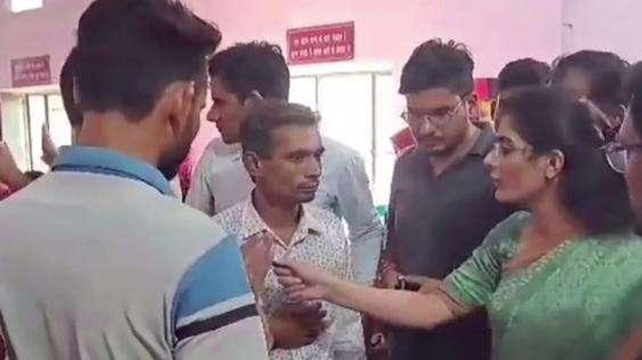 नागौर: मोबाइल वितरण कैंप में SDM और सरपंच के बीच हुई तीखी बहस, जानें पूरा विवाद?