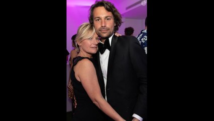 Anne-Elisabeth Lemoine (C à Vous) collée-serrée avec Bertrand Chameroy, photo en dehors des platea