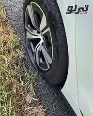 التصرف السليم لإيقاف السيارة عند تلف أحد الإطارات وقت القيادة