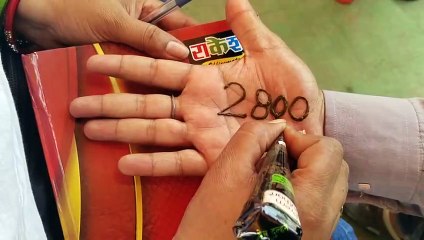 पटवारियों ने हाथों में मेहंदी लगाकर सरकार का ध्यान आकर्षित किया