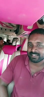 எங்களையும் கொஞ்சம் கவனிச்சிட்டு போங்க; சுற்றுலா வந்த வேனில் சென்று அட்டகாசம் செய்த குரங்கு